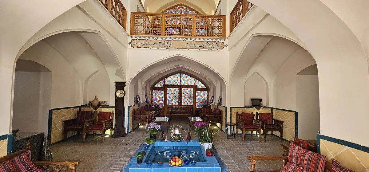 تالار نشیمن عمارت حاکم با حوض مرکزی