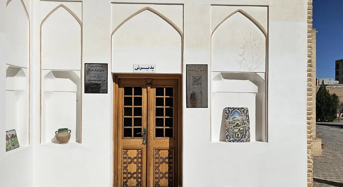 در چوبی ورودی عمارت حاکم میان طاق‌های بلند