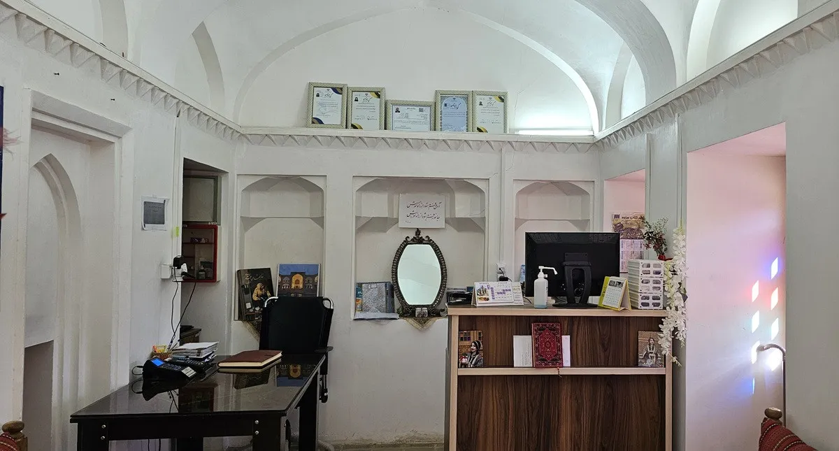 پذیرش داخلی عمارت حاکم با میز و طاق سفید