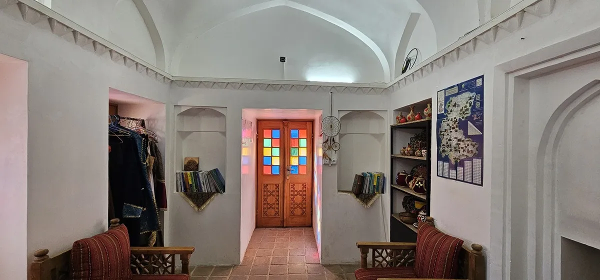 ورودی چوبی رنگارنگ و فضای نشیمن عمارت حاکم