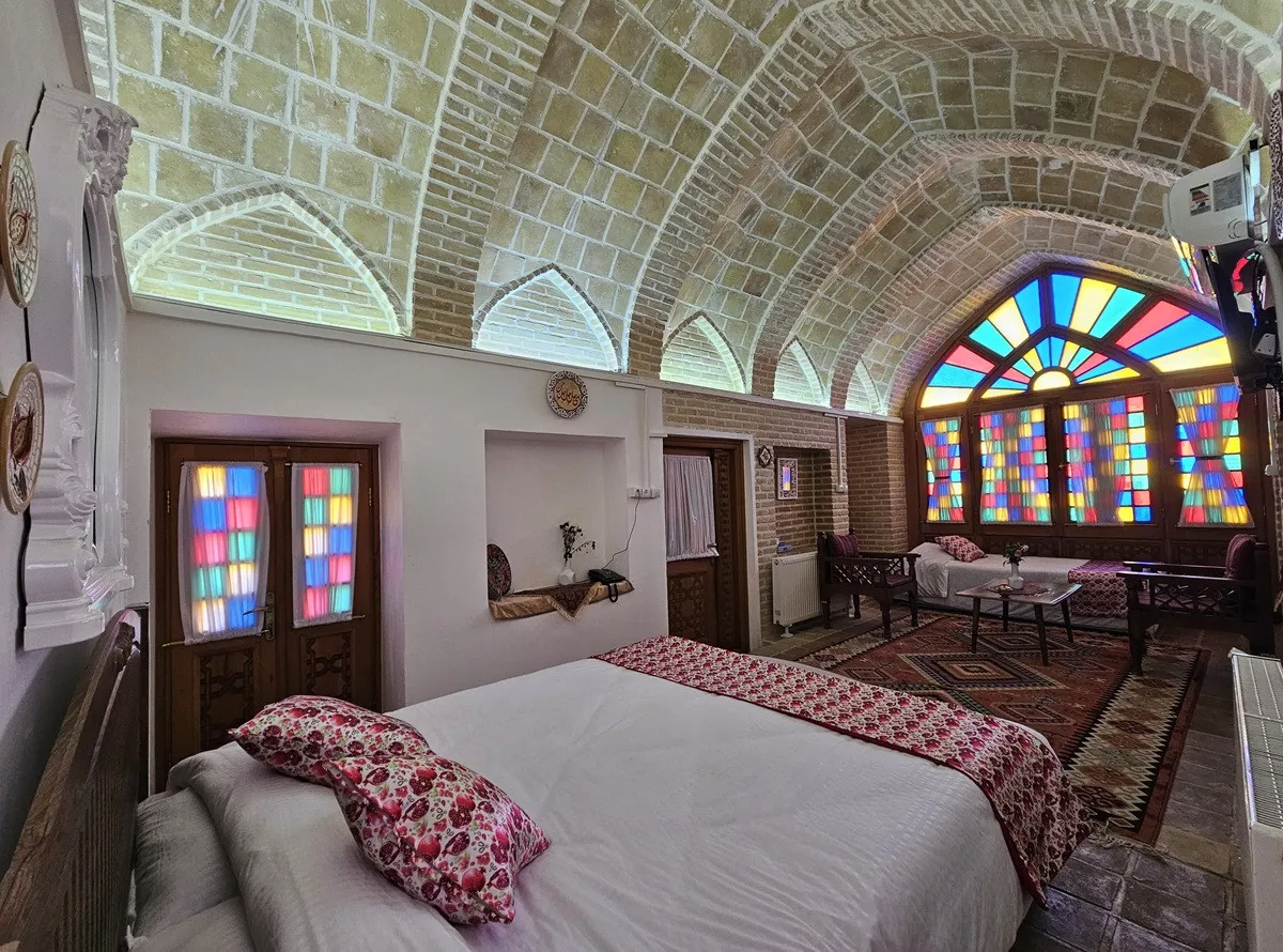 تخت دونفره زیر طاق آجری عمارت حاکم