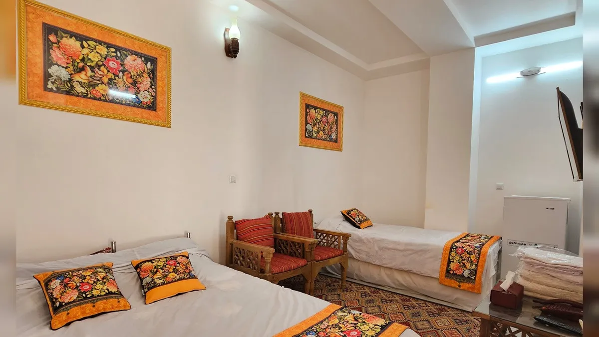 اتاق عمارت حاکم با تخت‌های تزئین‌شده و فرش ایرانی