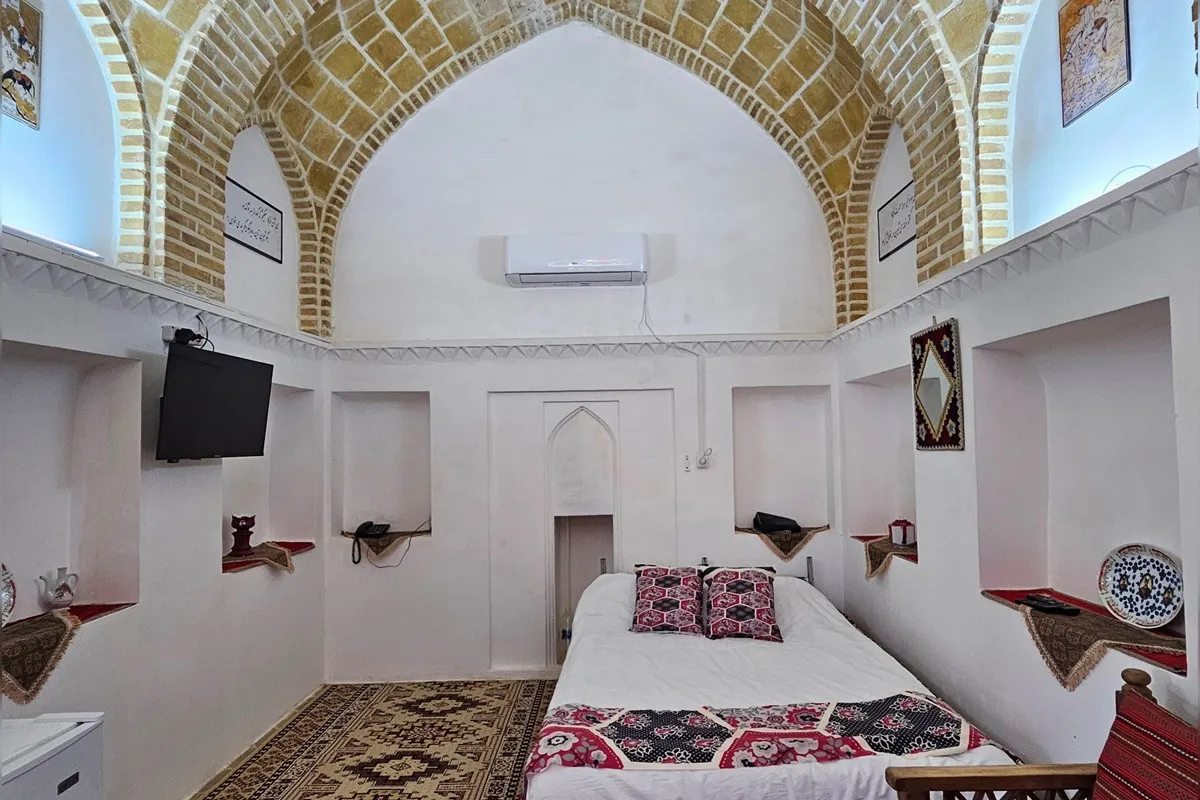 اتاق عمارت حاکم با طاق آجری و تخت سنتی