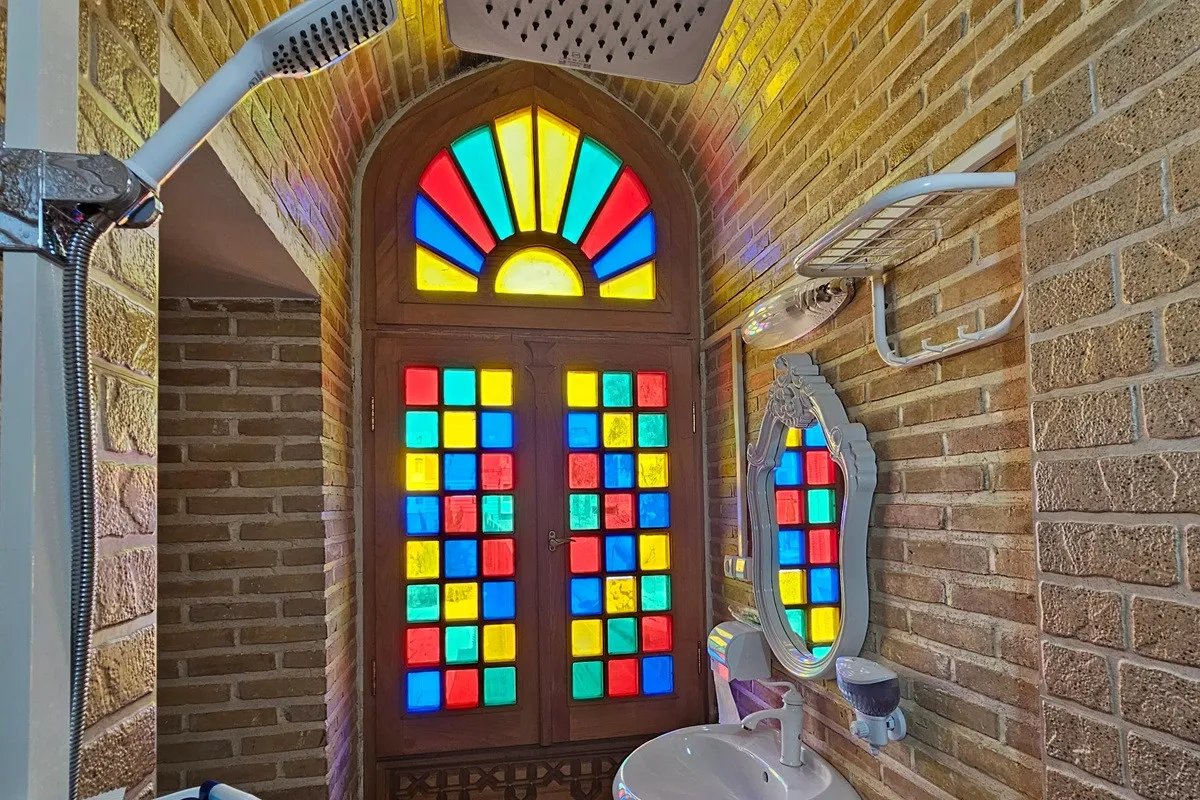 پنجره رنگی کنار روشویی در عمارت حاکم