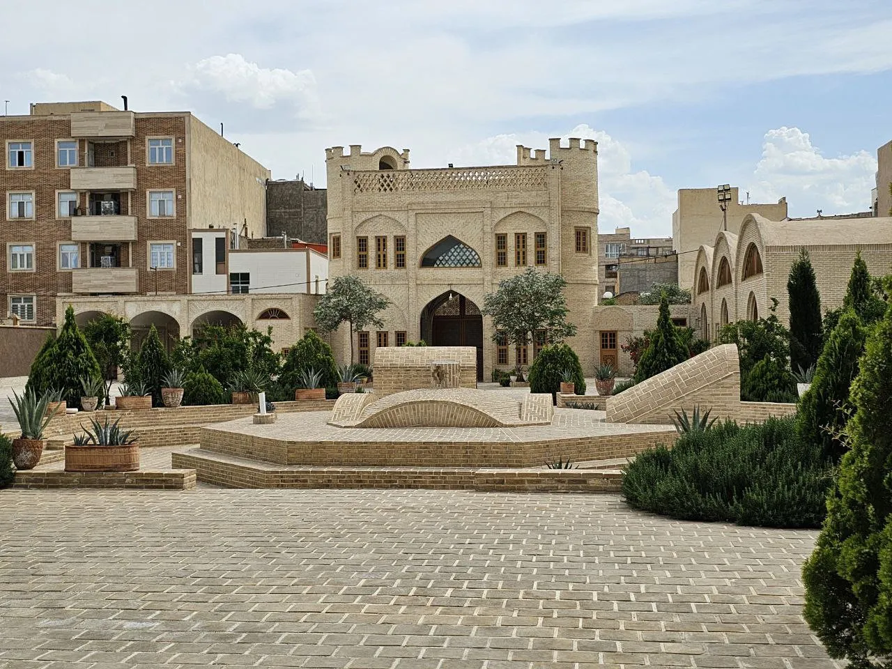 نمای عمارت حاکم و فضای سبز حیاط سنگ‌فرش