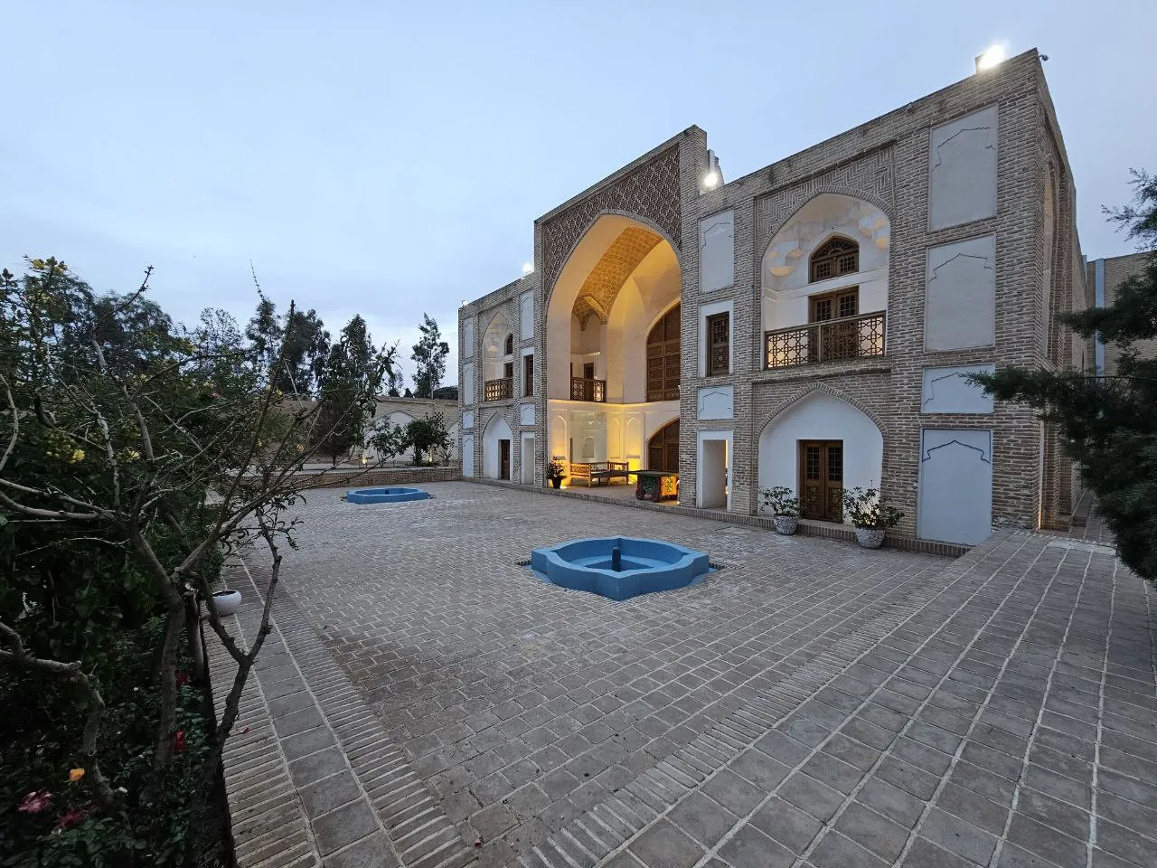 حیاط سنگ‌فرش عمارت حاکم با حوض آبی