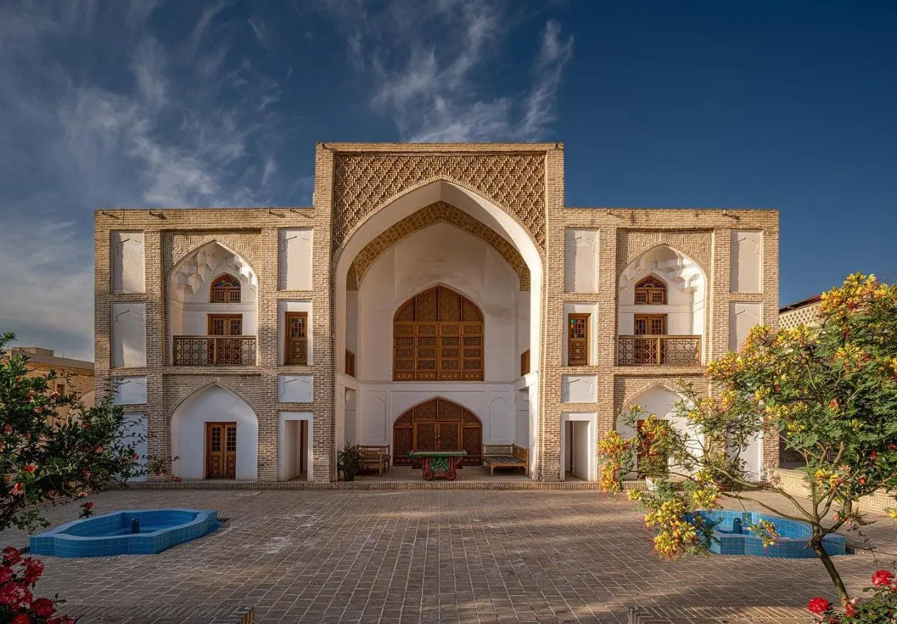 نمای ورودی عمارت حاکم با ایوان قوسی