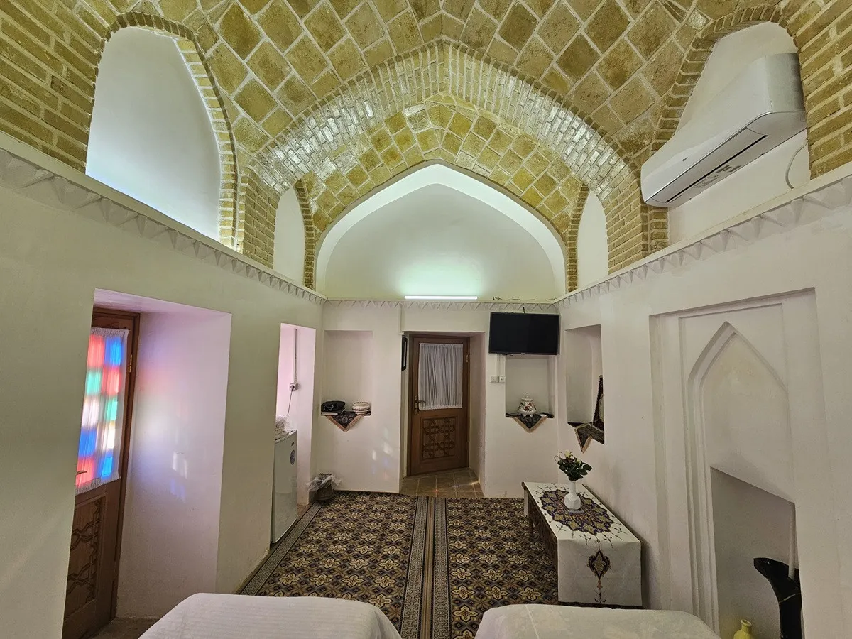 فضای طاق‌دار عمارت حاکم با فرش و ورودی