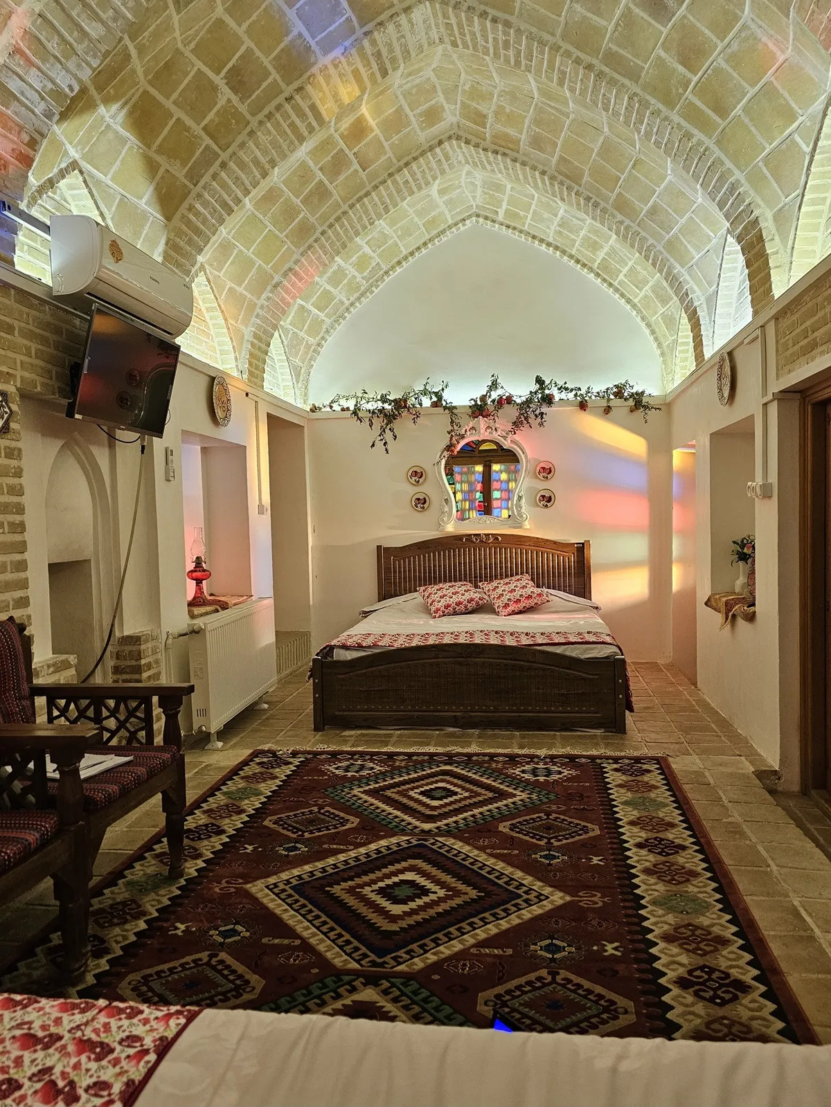 اتاق عمارت حاکم با طاق آجری و فرش ایرانی