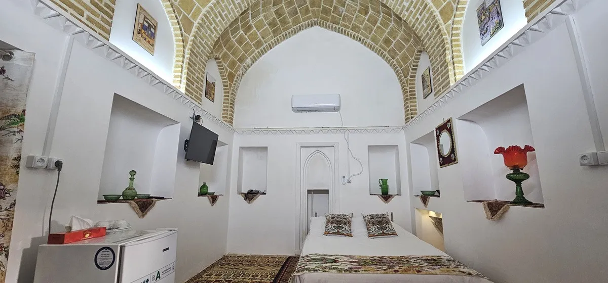 اتاق عمارت حاکم با سقف آجری طاق‌دار
