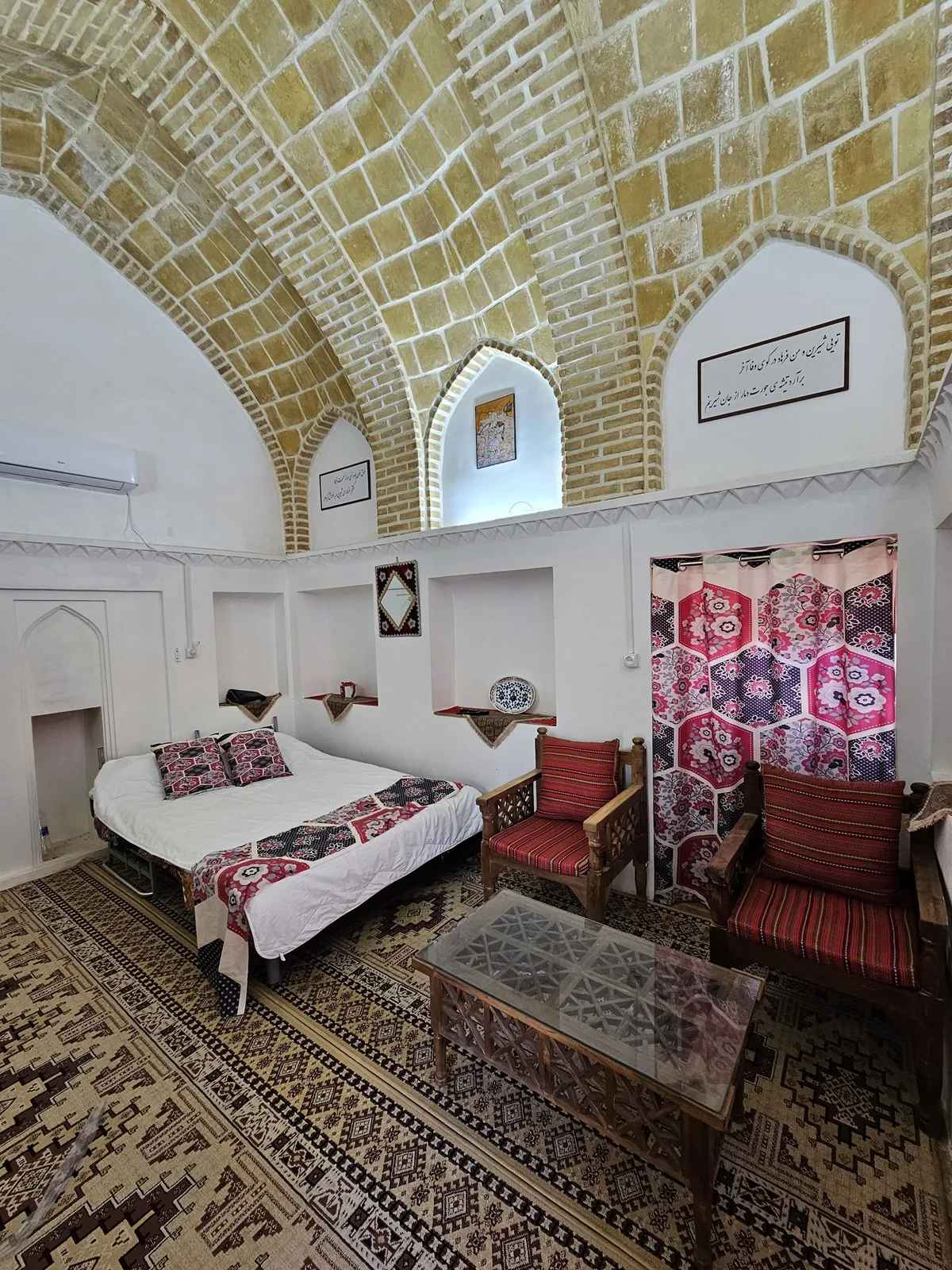 اتاق سنتی با تخت و پنجره رنگی عمارت حاکم