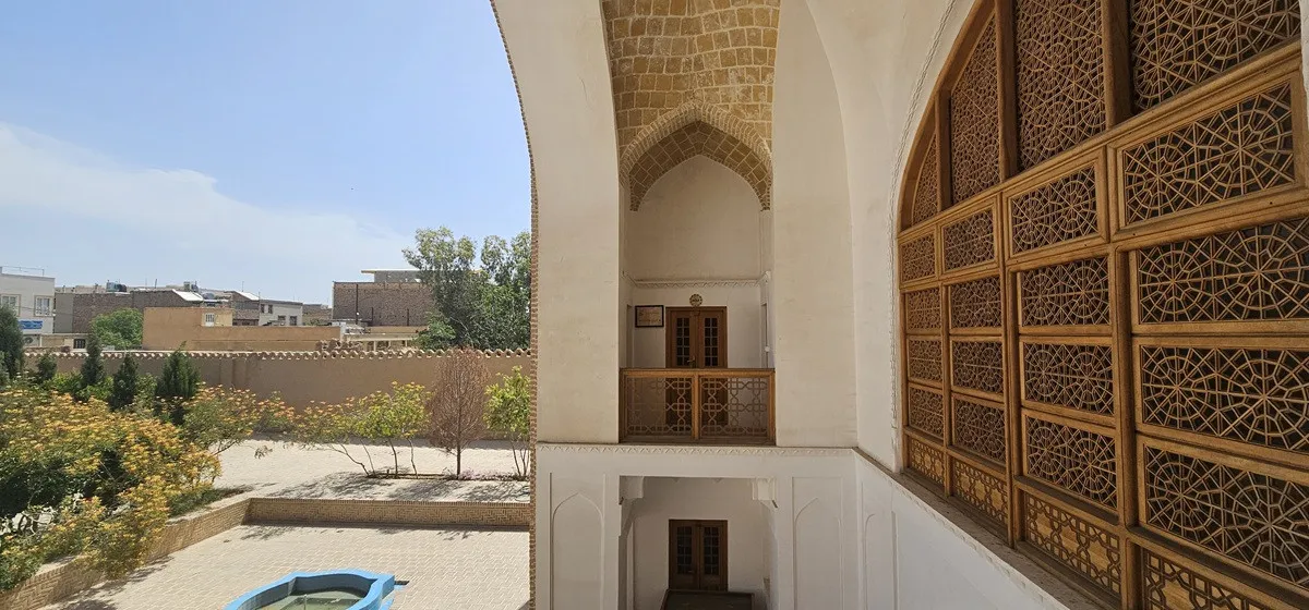 نمای حیاط عمارت حاکم از ایوان مشبک چوبی