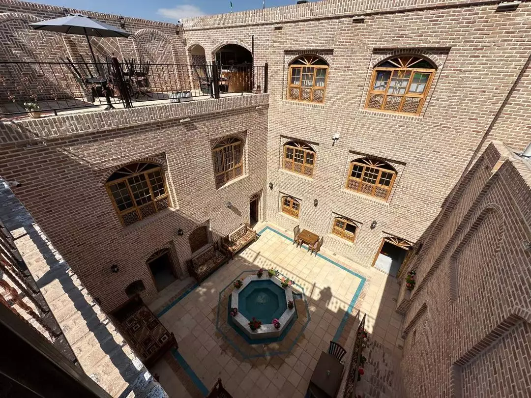 حیاط آجری خانه یار با حوض هشت‌ضلعی