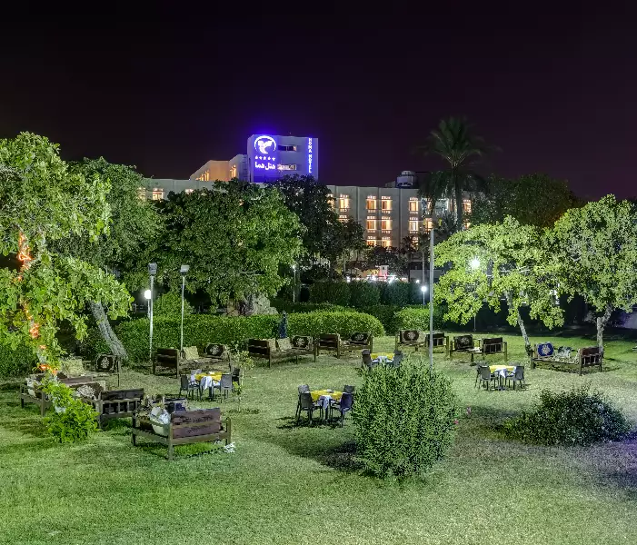 محوطه سرسبز هتل هما در شب