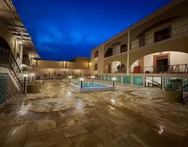 حیاط سنگ‌فرش و حوض کوچک هتل بیگلر