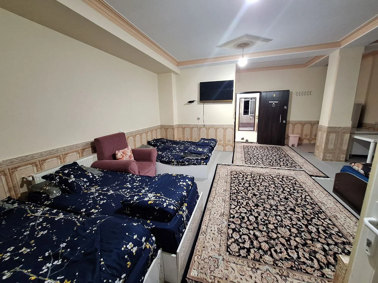 اتاق اقامتگاه جوانرود با دو تخت و فرش