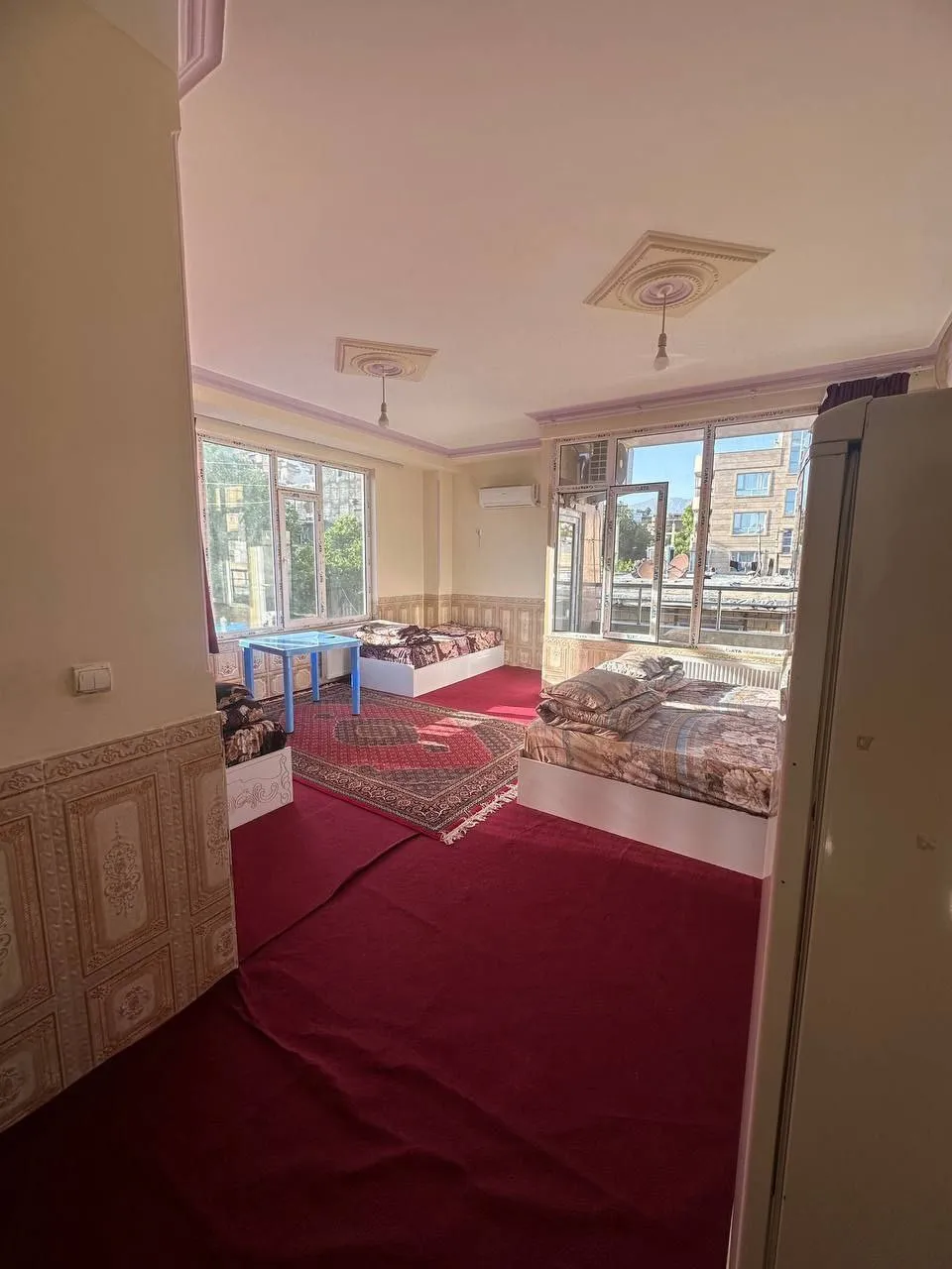 اتاق جوانرود با دو تخت و پنجرههای بزرگ