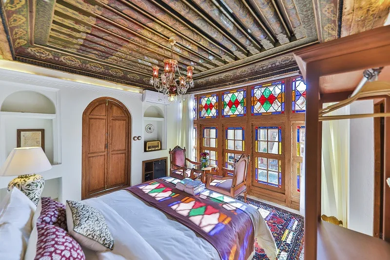 اتاق خواب با پنجرههای رنگی عمارت سحرخیزان