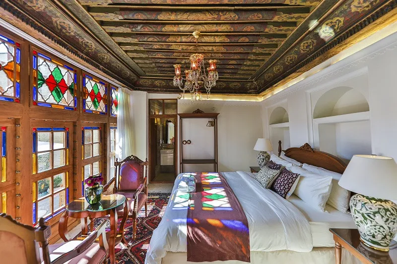 اتاق خواب با پنجرههای رنگی عمارت سحرخیزان