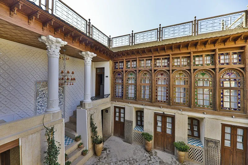حیاط مرکزی عمارت سحرخیزان با پنجرههای چوبی