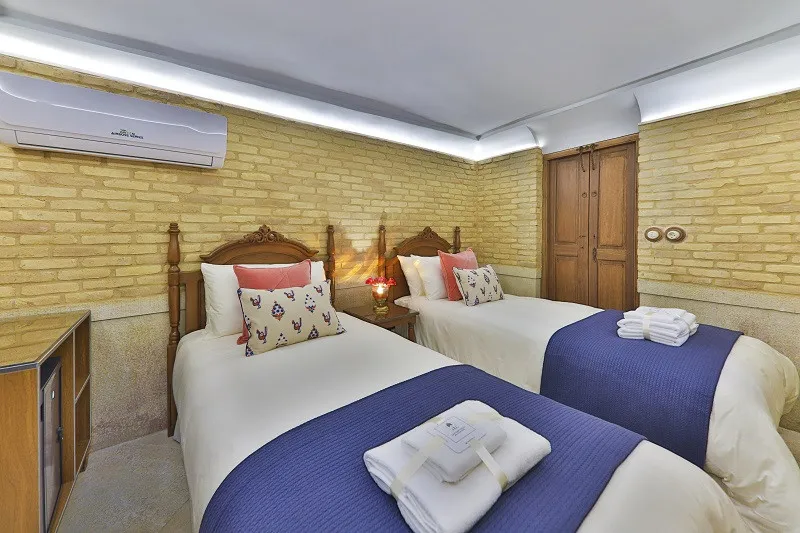 اتاق عمارت سحرخیزان با دو تخت یکنفره