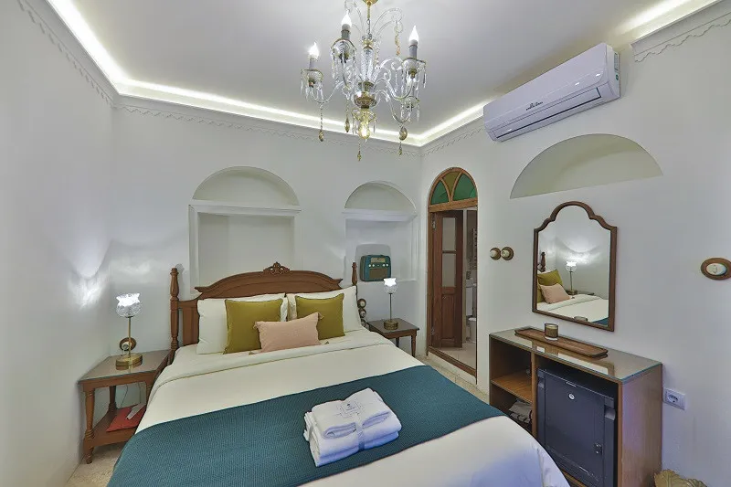 اتاق خواب با تخت دونفره در عمارت سحرخیزان