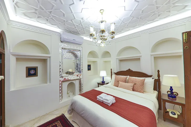 اتاق خواب با تخت دونفره در عمارت سحرخیزان