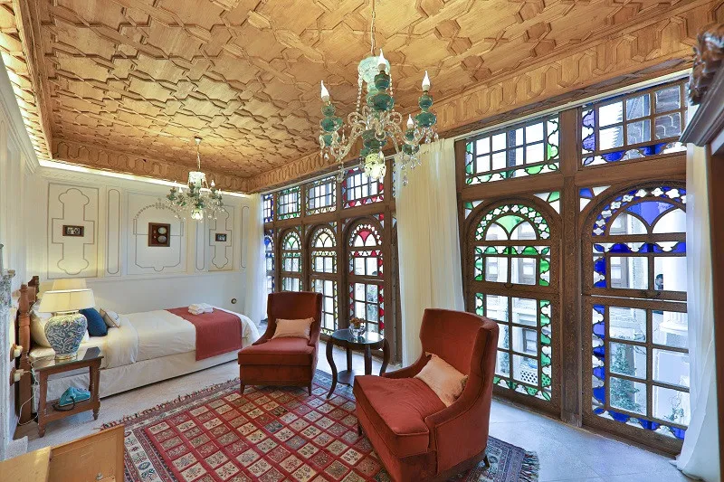 اتاق نشیمن با پنجرههای رنگی عمارت سحرخیزان