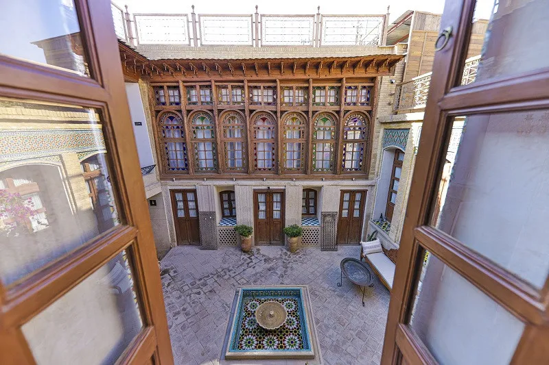 حیاط مرکزی با حوض کاشیکاری عمارت سحرخیزان