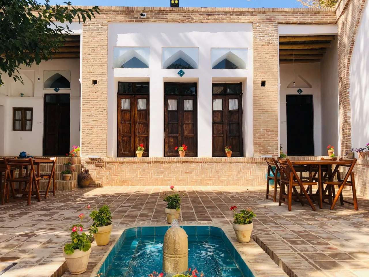 حوض مرکزی حیاط عمارت اجلال و نمای آجری