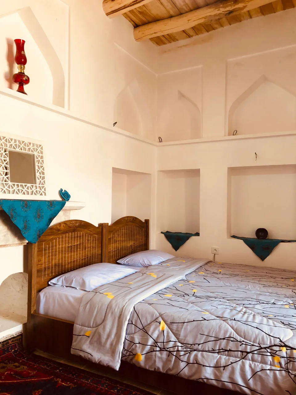 تخت چوبی و سقف تیرک‌دار اتاق عمارت اجلال