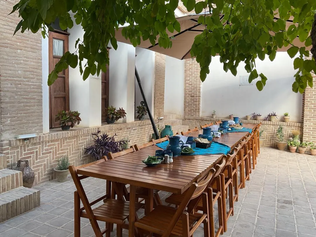 میز چوبی چیده‌شده در حیاط عمارت اجلال