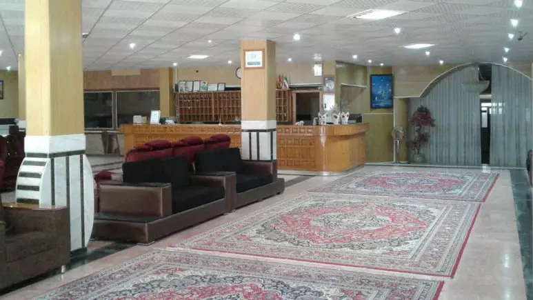 لابی هتل قدس با مبلمان و فرش‌های طرح‌دار