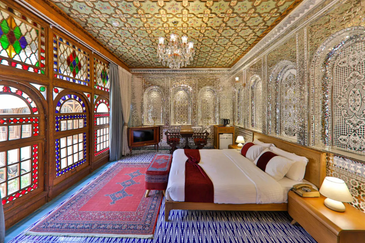 اتاق سنتی عمارت فرهادی با پنجره‌های ارسی رنگی