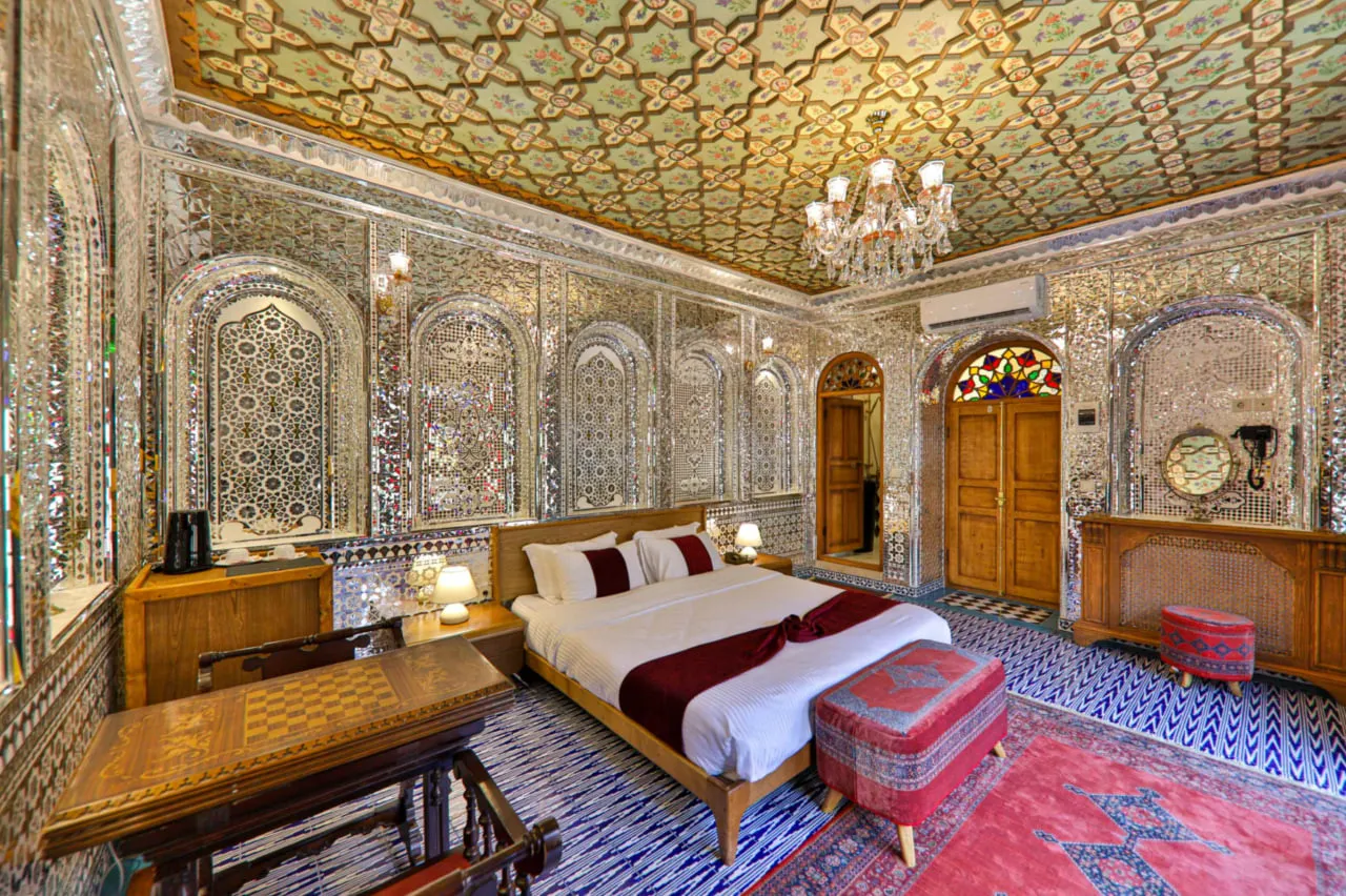 اتاق سنتی عمارت فرهادی با تخت و آینه‌کاری