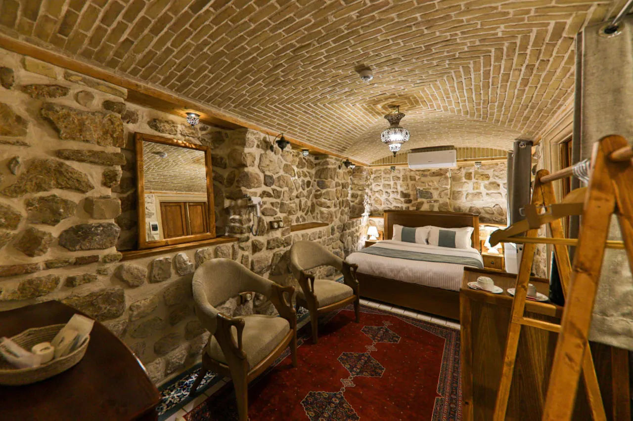 اتاق خواب با دیوار سنگی عمارت فرهادی