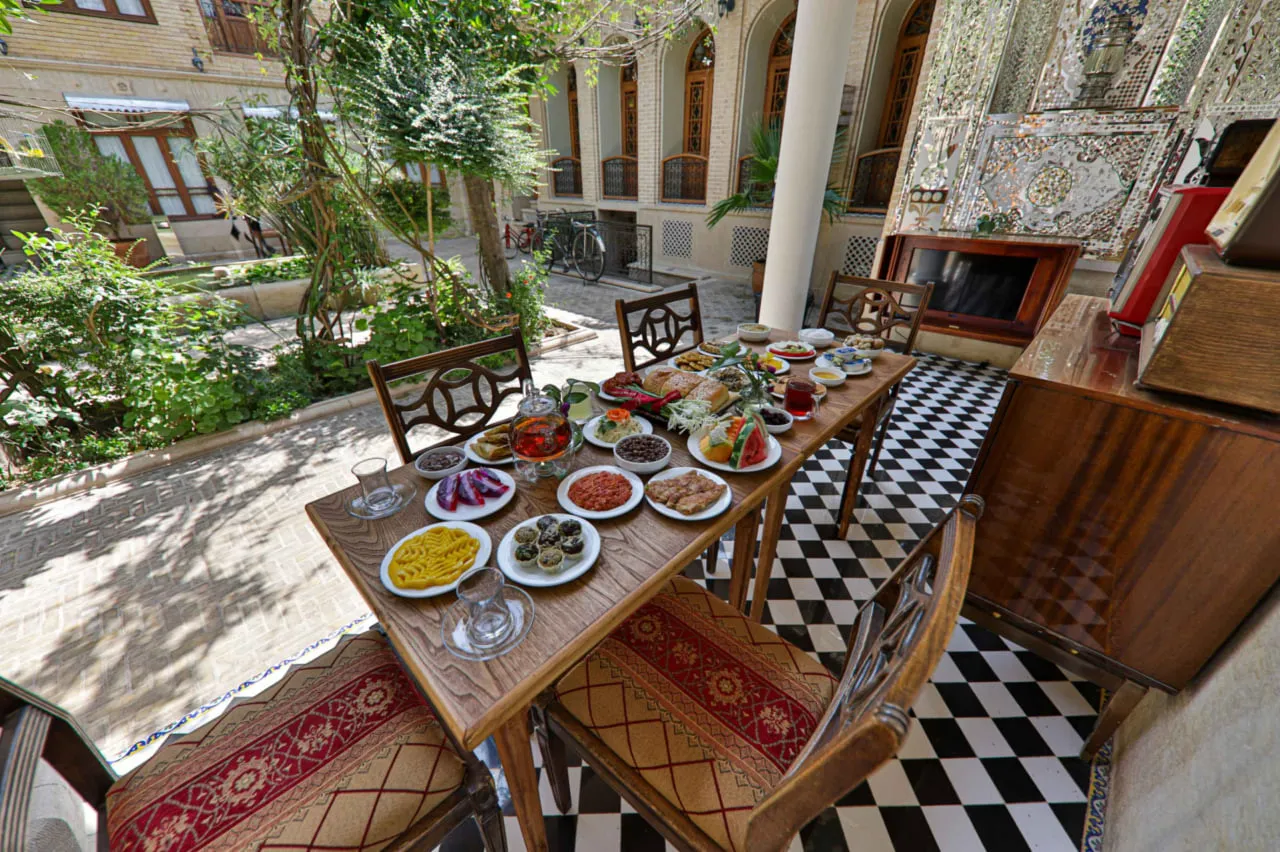چیدمان صبحانه روی میز در حیاط عمارت فرهادی