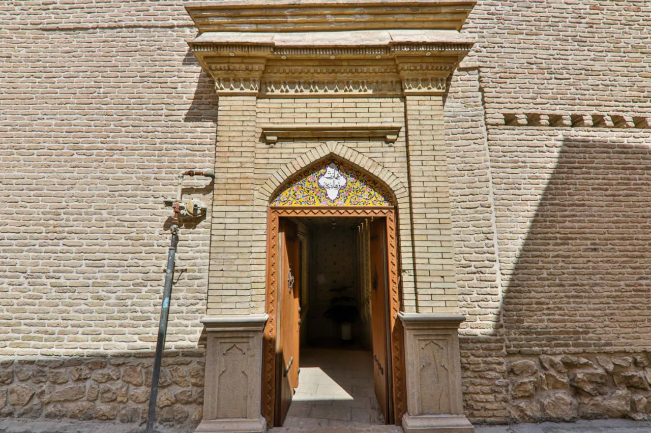 ورودی آجری سنتی عمارت فرهادی