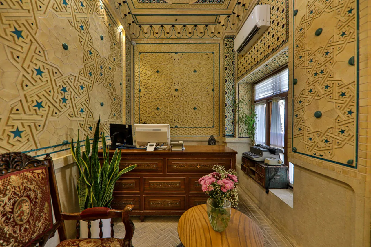 اتاق پذیرایی با دیوارهای گچ‌بری عمارت فرهادی