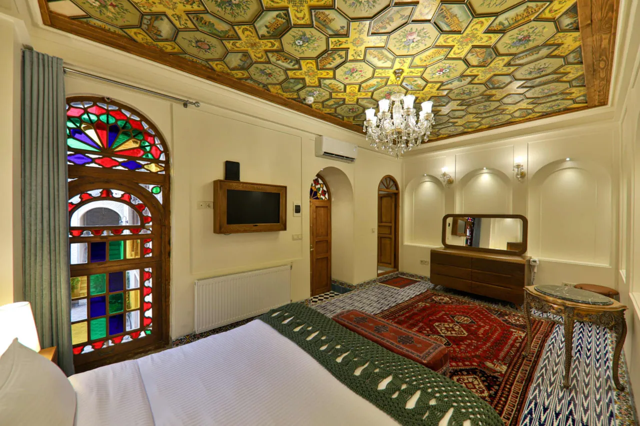اتاق با پنجره ارسی رنگی عمارت فرهادی