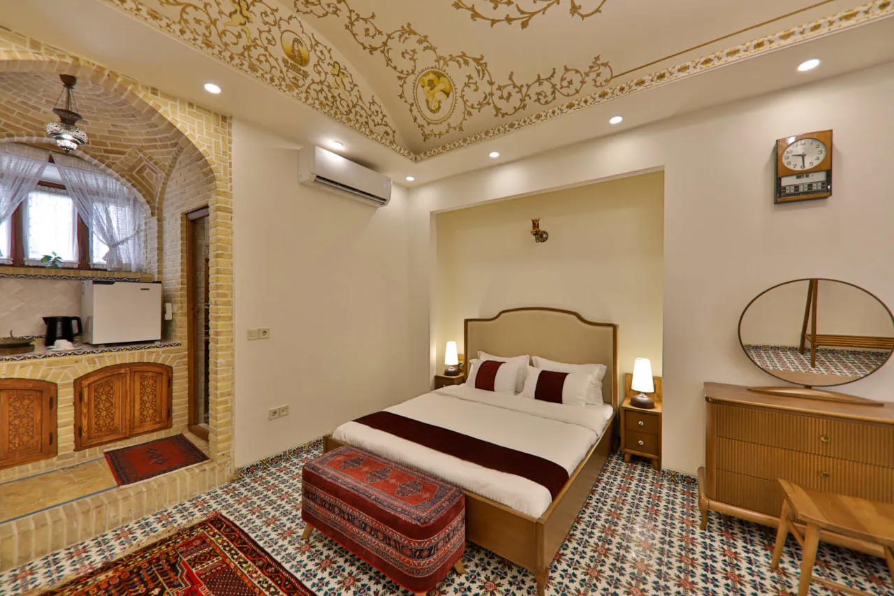 اتاق عمارت فرهادی با تخت دونفره و طاق آجری