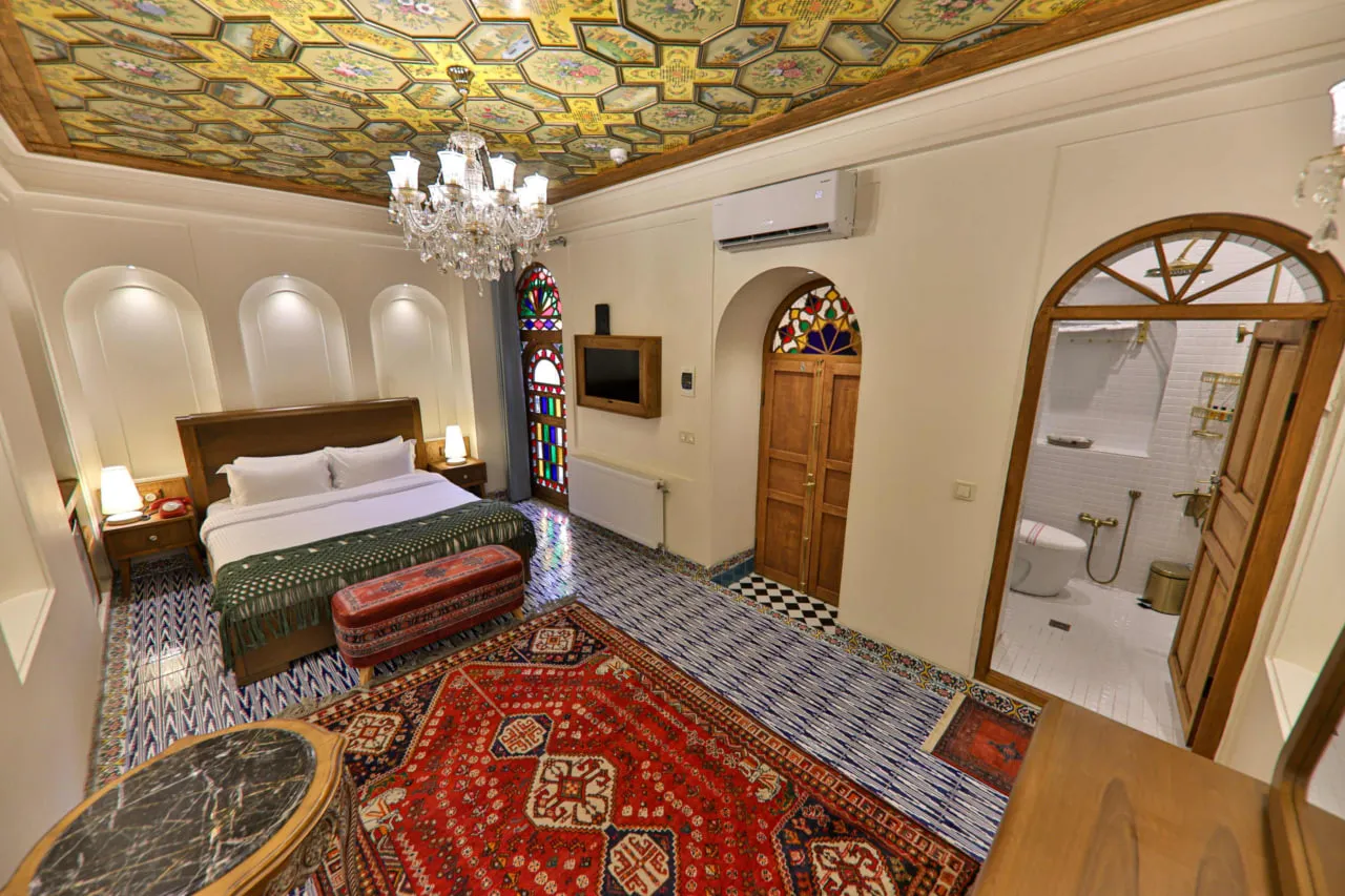 اتاق خواب با سقف هندسی و پنجره ارسی عمارت فرهادی