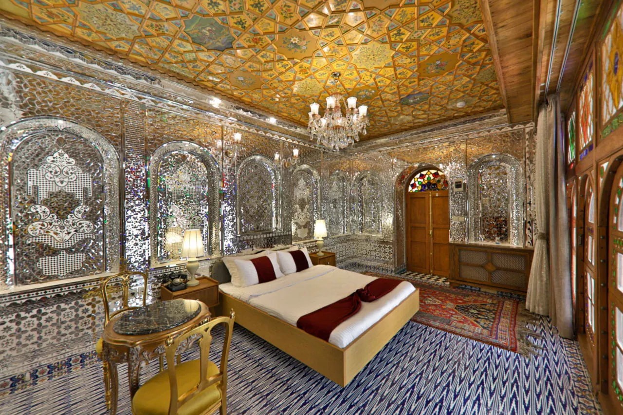 اتاق خواب سنتی عمارت فرهادی با آینه‌کاری و سقف نقاشی‌شده