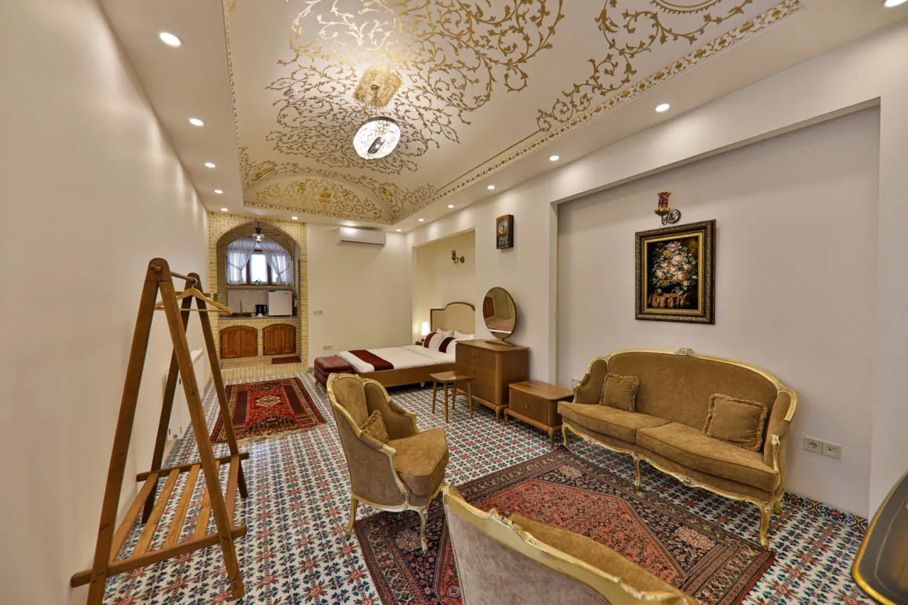 نشیمن سنتی عمارت فرهادی با مبلمان و فرش ایرانی