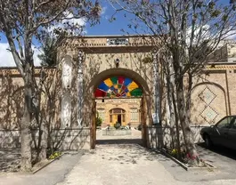 ورودی رنگی و آجری هتل سرخاب