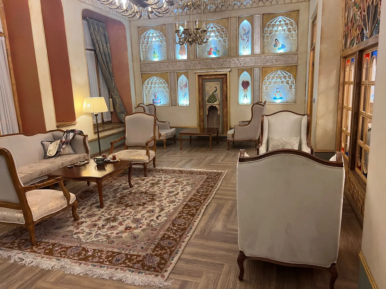سرخاب، نشیمن سنتی با مبلمان کرم و فرش ایرانی