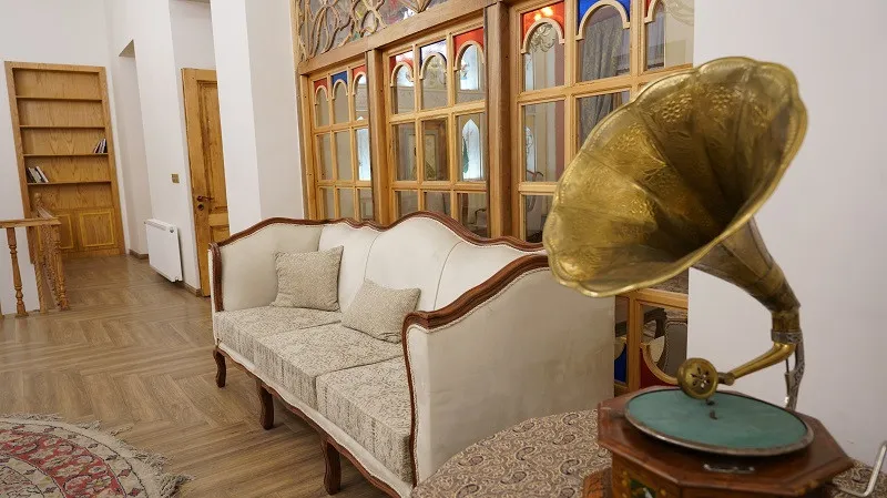 سرخاب، مبل سنتی و گرامافون برنجی