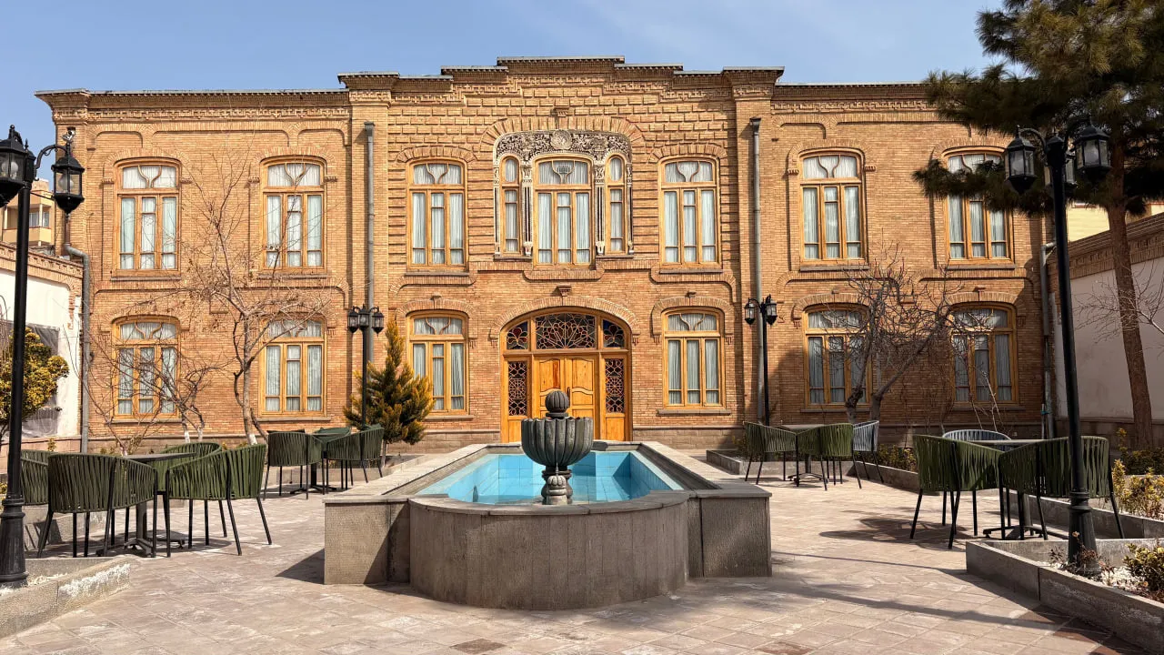 نمای آجری و حیاط سرخاب با حوض مرکزی