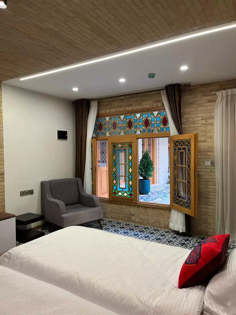 تخت سفید کنار پنجره رنگی ماه گیسو