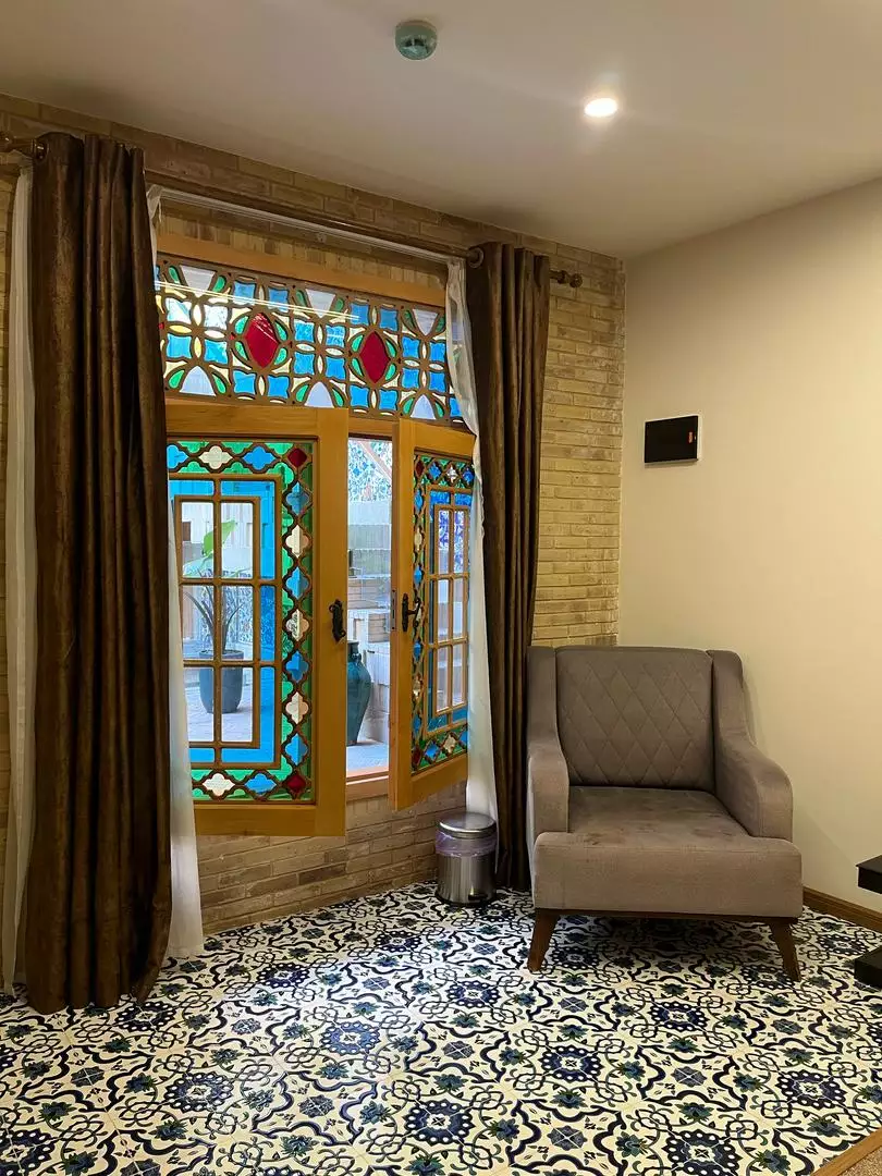 پنجره رنگی و صندلی اتاق ماه گیسو